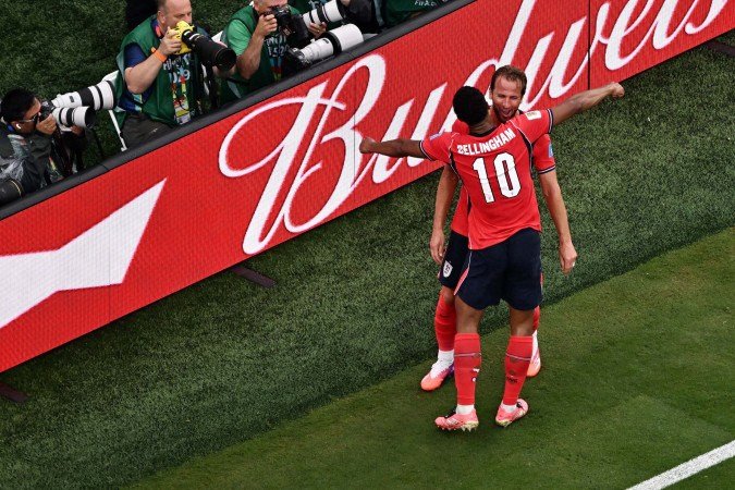 Jude Bellingham comemora com Harry Kane após gol marcado pelo centroavante na vitória por 2 x 0 contra o Panamá, pela terceira rodada da Copa do Mundo de 2026 - (crédito: AFP)
