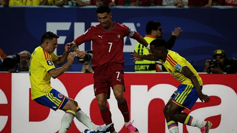 Santiago Arias e Jhon Arias protagonizam disputa de bola com Cristiano Ronaldo, durante confronto entre Colômbia e Portugal, pela terceira rodada da fase de grupos da Copa do Mundo de 2026 - (crédito: AFP)