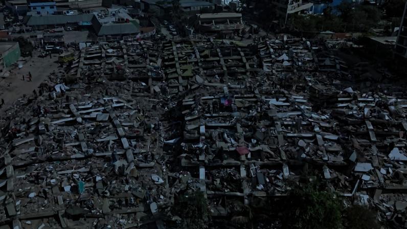 Esta vista aérea mostra edifícios destruídos em Caraballeda, no estado de La Guaira, Venezuela, em 28 de junho de 2026 - (crédito: MIGUEL MEDINA / POOL / AFP)