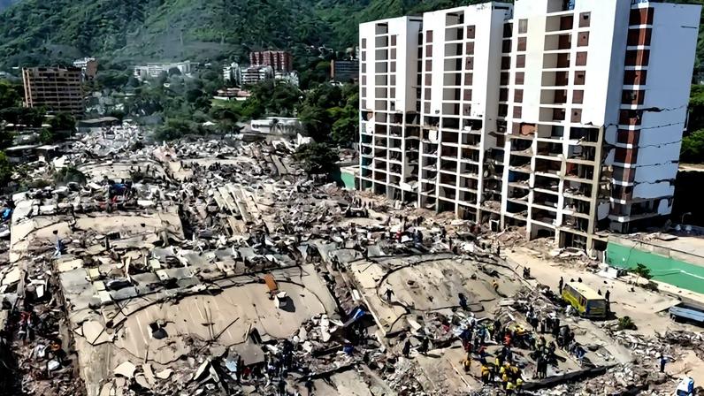 Imagem aérea mostra equipes removendo os escombros de um prédio em Caraballeda, no estado de La Guaira - (crédito: Miguel Medina/AFP)