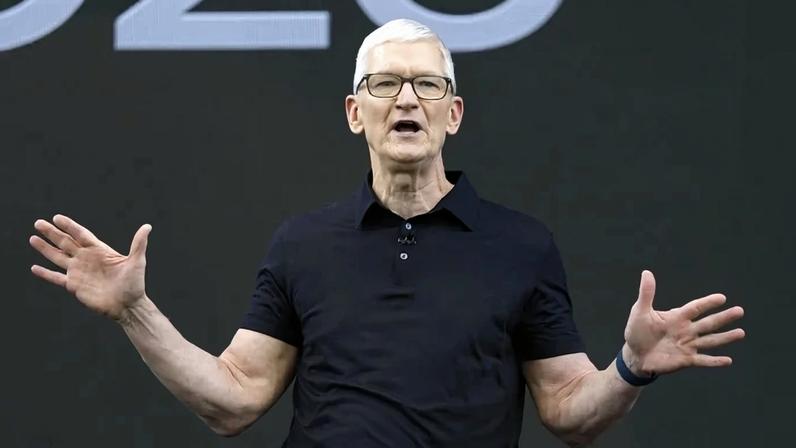 Tim Cook, CEO da Apple, em seu discurso na conferência global da empresa: redefinição de estratégia - (crédito: JUSTIN SULLIVAN/AFP)