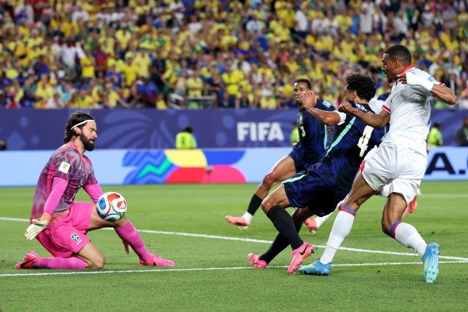 Goleiro titular do Brasil pela terceira Copa consecutiva fez três intervenções importantes contra o Haiti - (crédito: Dan Mullan/AFP)