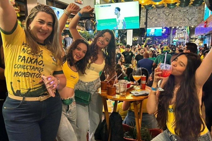 Amigas torcem juntas no Responsa Bar - (crédito: Paulo Gontijo/ CB/D.A.Press)