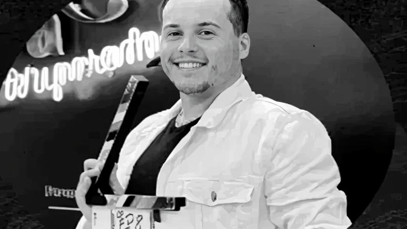 José Patrik fez parte da companhia de teatro Adote entre 2015 e 2020 - (crédito: Reprodução/Instagram @adote_oficial)