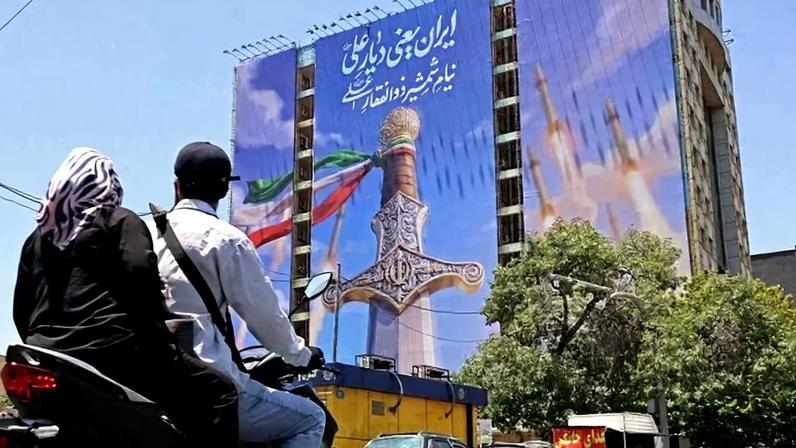 Especialistas apontam que a liderança iraniana enfrenta pressão interna para não dar a impressão de aceitar termos de cessar-fogo menos favoráveis