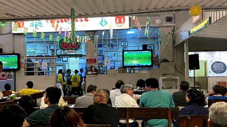 Jogo do Brasil contra Escócia no Bar Beirute