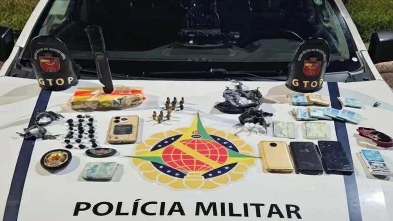 Além das porções de cocaína, ainda foi encontrado mais de R$ 6 mil em espécie - (crédito: PMDF/Divulgação)
