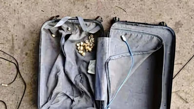 Dentro da mala foram encontrados um cabo USB e uma embalagem de pipoca doce - (crédito: Polícia Militar do Distrito Federal/Divulgação)