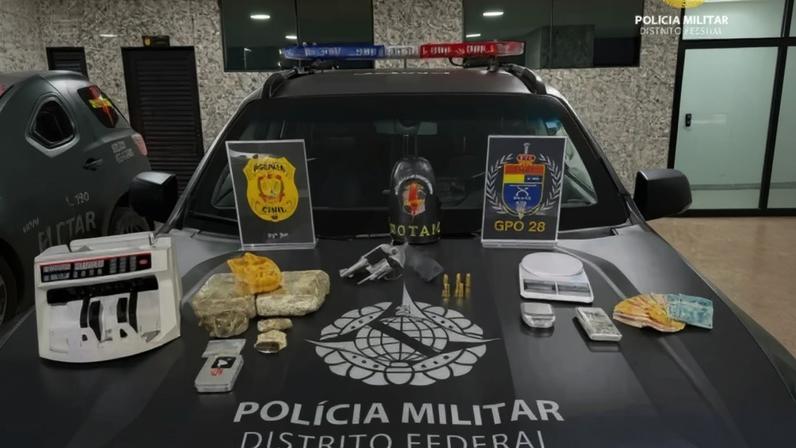 O detido, que já acumula registros anteriores por violência doméstica e receptação, foi encaminhado à delegacia com todo o material confiscado para as providências legais.