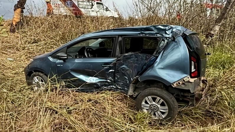O impacto lateral feriu os dois ocupantes do carro, que foram transportados a um hospital da região - (crédito: Reprodução: CBMDF)