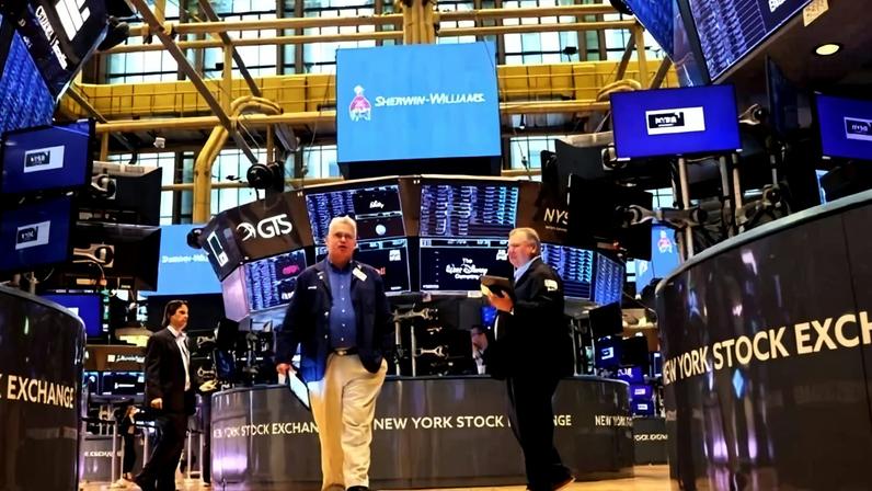 Bolsa de Nova York operou no azul na quinta-feira e fechou com uma alta de 0,14%, enquanto no Brasil, o ibovespa registrou queda de 0,1% - (crédito: Michael M. Santiago / GETTY IMAGES NORTH AMERICA / Getty Images via AFP)