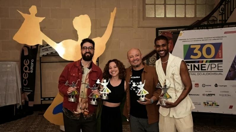 Rafael Lobo, diretor de Mapas, ao lado da premiada equipe candanga - (crédito: Equipe de Mapas/ Divulgação)