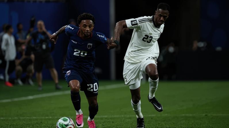 Ryan Mendes, de azul, leva Cabo Verde ao ataque e recebe marcação do saudita Kanno - (crédito: Foto: Michael Steele/Getty Images)
