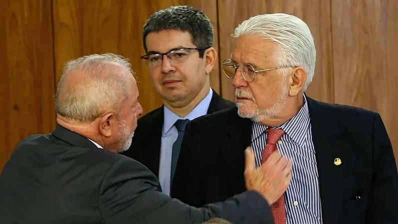 Lula e Wagner (observados pelo senador Randolfe Rodrigues) têm relação de longa data. Presidente quer que o amigo deixe a liderança - (crédito: Antonio Cruz/Agência Brasil)