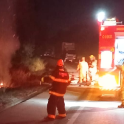 Motociclista morre carbonizado em colisão frontal com carro em MG