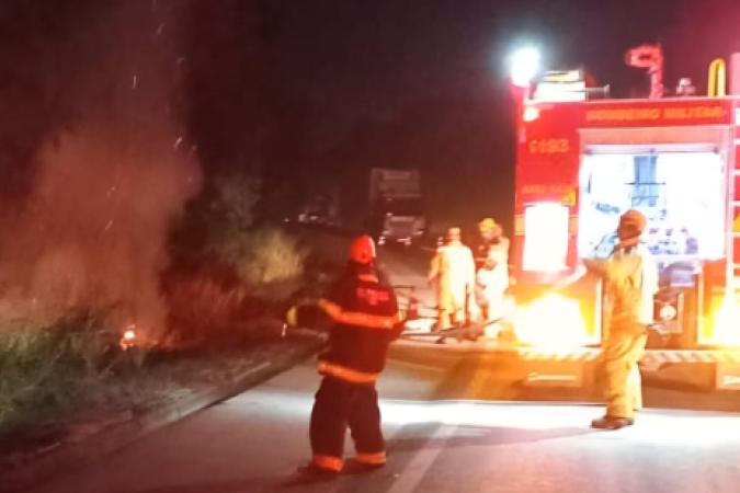 O fogo também atingiu a vegetação às margens da pista, exigindo uma atuação rápida das equipes para impedir a propagação do incêndio - (crédito: Corpo de Bombeiros/Reprodução)