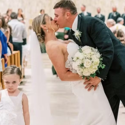 Dama de honra faz careta e rouba a cena no casamento dos pais
