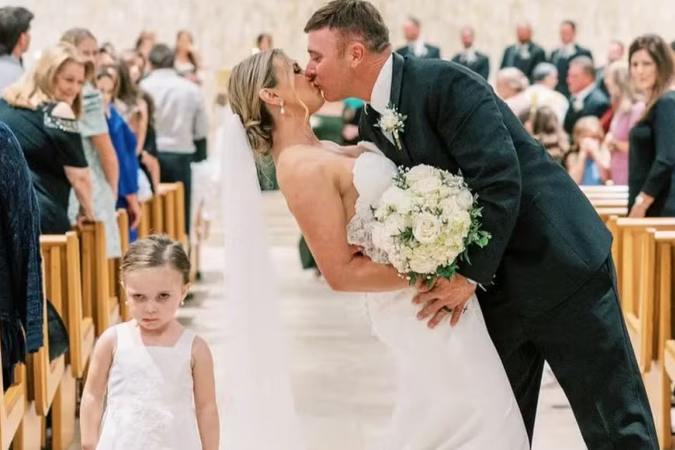 A cerimônia de casamento do casal James e Hannah Hidalgo ficou marcada por uma careta da filha, a pequena Josie - (crédito: Reprodução/ Tik Tok/ @hannahgautreaux)