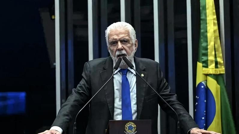Senador Jaques Wagner (PT-BA) teria favorecido Banco Master parlamentarmente em troca de benefícios.