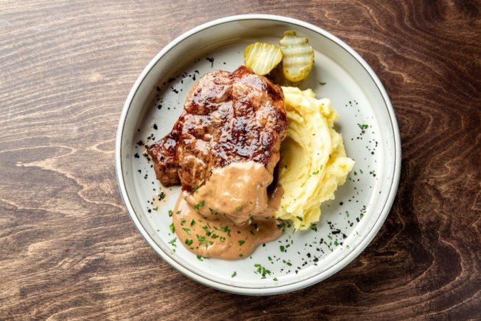 Filé de carne com purê e molho cremoso (Imagem: siamionau pavel | Shutterstock) - (crédito: EdiCase)