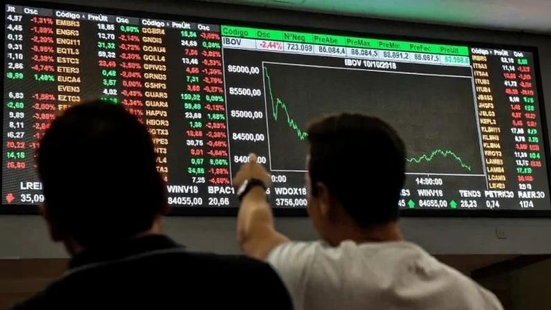 Juros futuros passaram a renovar máximas, ontem, na Bolsa de São Paulo, com alguns contratos de DI para 2029 perto de 15% ao ano - (crédito: Nelson Almeida/AFP)