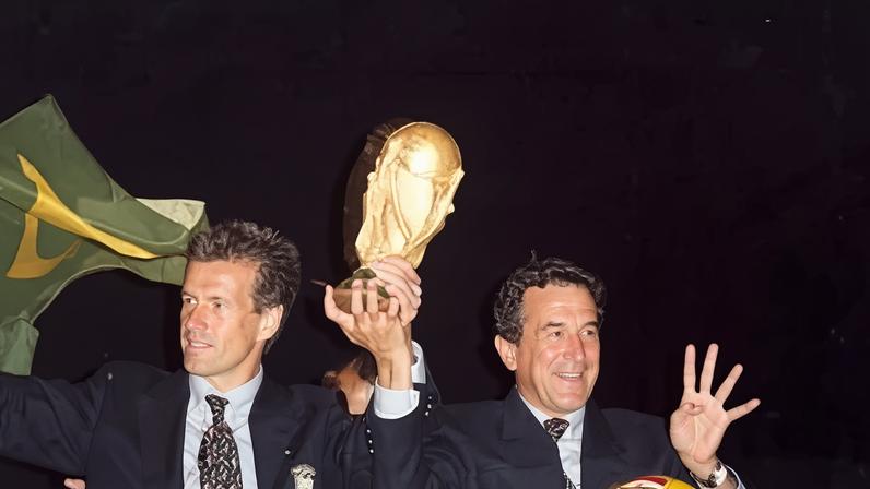 Ex-treinador da Seleção Brasileira, Carlos Alberto Parreira (direita), ao lado do capitão Dunga durante as comemorações do tetra, em 1994 - (crédito: Carlos Eduardo/CB/D.A Press)