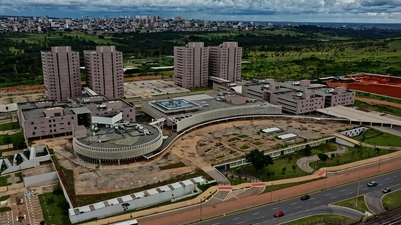 Complexo entre Taguatinga, Ceilândia e Samambaia tem área de cerca de 25 campos de futebol e foi inaugurado em 2014, mas nunca ocupado - (crédito: Breno Fortes/CB/D.A Press)