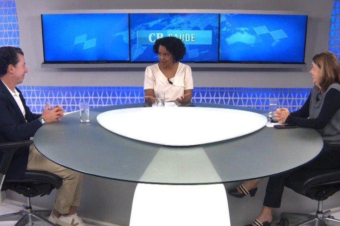 Igor Morbeck, oncologista da Oncoclínicas, fala ao CB.Saúde sobre novo medicamento contra o câncer de pâncreas. Na bancada, as jornalistas Carmen Souza (C) e Sibele Negromonte - (crédito: Correio Braziliense)