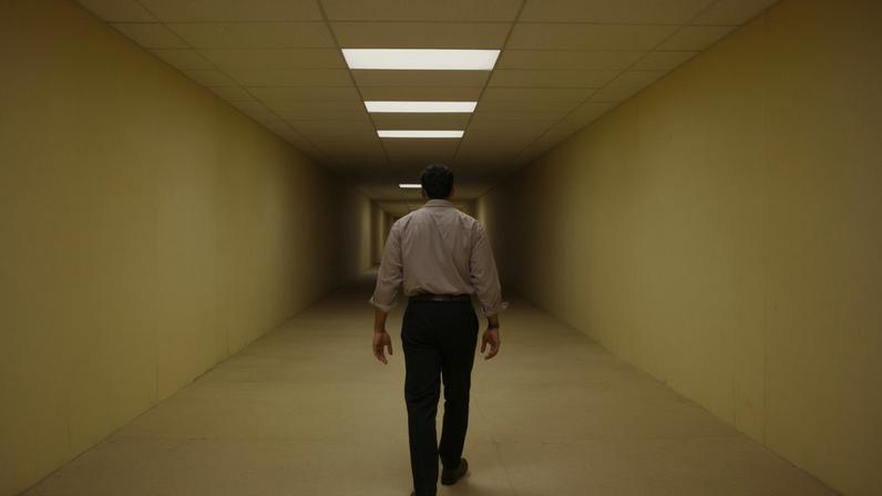 O pôster promocional de *Backrooms* é baseado no papel de parede amarelo frequentemente usado nessas salas sinistras