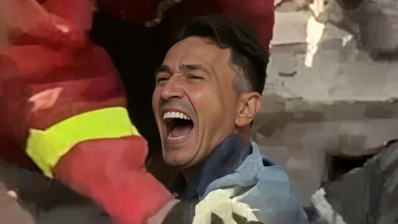 Vídeo mostra momento em que homem é resgatado na Venezuela em uma operação que levou horas para ser concluída