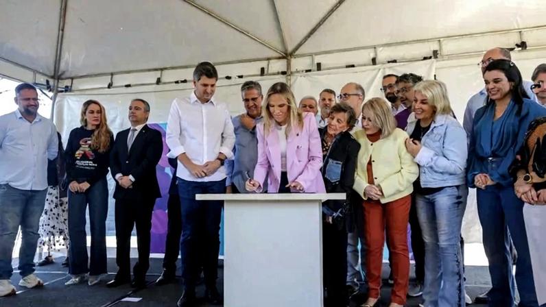 Governadora Celina Leão assina ordem de serviço de lançamento do edital de licitação para a construção de bloco dedicado a doenças raras no Hospital de Apoio - (crédito: Matheus Borges/Agência Brasília)
