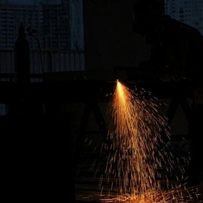 Indústria registra alta em abril, mas fica abaixo de 2026
