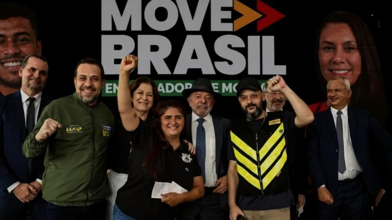 "Isso é tirar da invisibilidade, é dar o reconhecimento merecido para milhares e milhares de trabalhadores que arriscam sua vida 10 horas em cima de uma moto", declarou Boulos - (crédito: Ricardo Stuckert/PR)