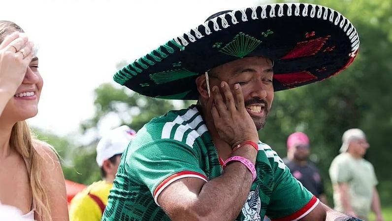11 de junho de 2026. Uma idosa caminha com um guarda-chuva para se proteger do sol em Nova York, que estava sob alerta vermelho devido ao calor extremo