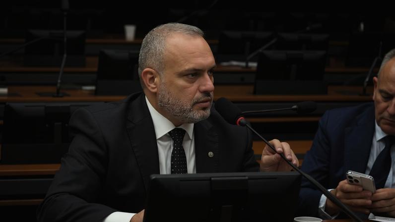 O deputado Marcos Tavares sustenta que a proposta não proíbe o uso de dinheiro vivo, mas cria mecanismos de controle e fiscalização - (crédito: Divulgação)