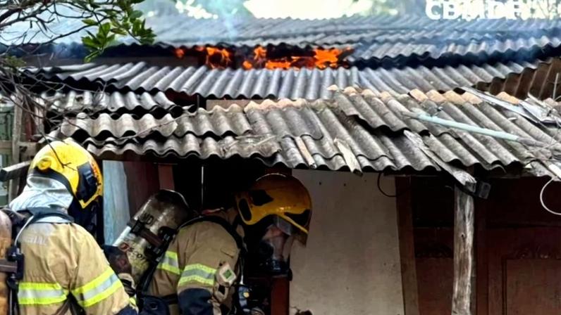 Chamas em casa no Arapoanga não fez vítimas, e foi apagada pelo Corpo de Bombeiros do Distrito Federal - (crédito: CBMDF/Divulgação)