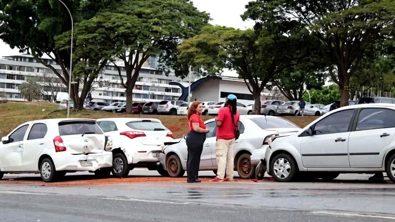 Sinistro envolvendo cinco carros no Eixo Monumental interditou três pistas na tarde desta quinta (11); uma pessoa foi encaminhada ao hospital