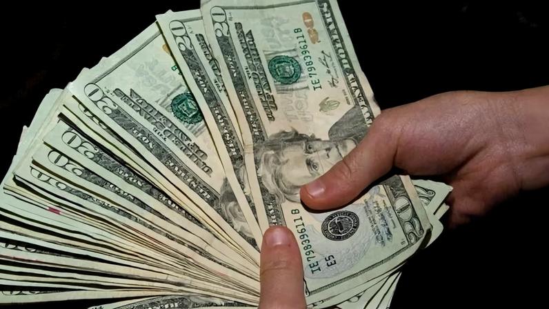 Apesar da valorização da moeda norte-americana, o Ibovespa teve resultado positivo, e subia 0,22% por volta das 12h55, aos 170.767 pontos. - (crédito: Steven Depolo)