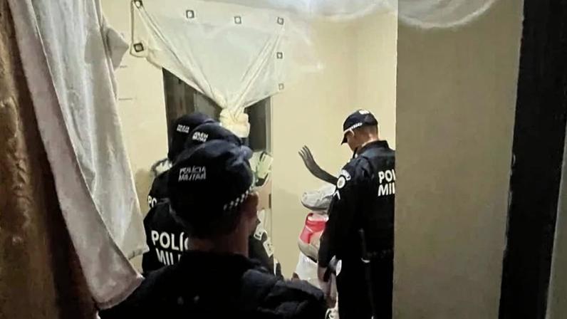Mulher teve socorro prestado por militares da PMDF, durante crise de saúde - (crédito: Soinp/ Divulgação)