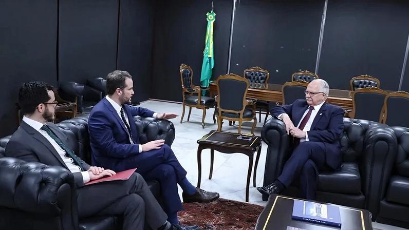 Dario Durigan (C) é recebido pelo ministro Fachin: súmula poderá auxiliar o Executivo a conter gastos - (crédito: Luiz Silveira/STF)