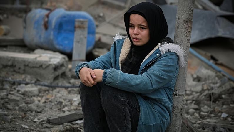 Katrin Glatz Brubakk faz bolhas de sabão com Maria, de 3 anos, no Hospital Nasser, no sul de Gaza. "Eu as chamo de bolhas de esperança porque elas literalmente geram esperança nessas crianças."