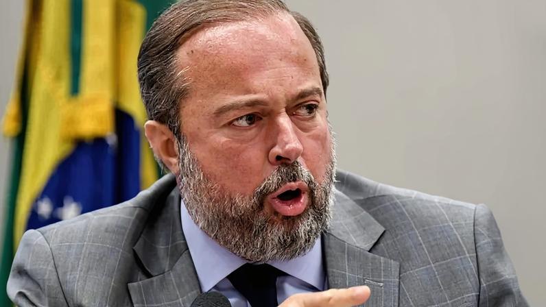 Ministro falou com jornalista ao chegar ao Planalto para uma reunião com o presidente Lula e com diretores da ANP - (crédito: Ed Alves/CB/DA Press)