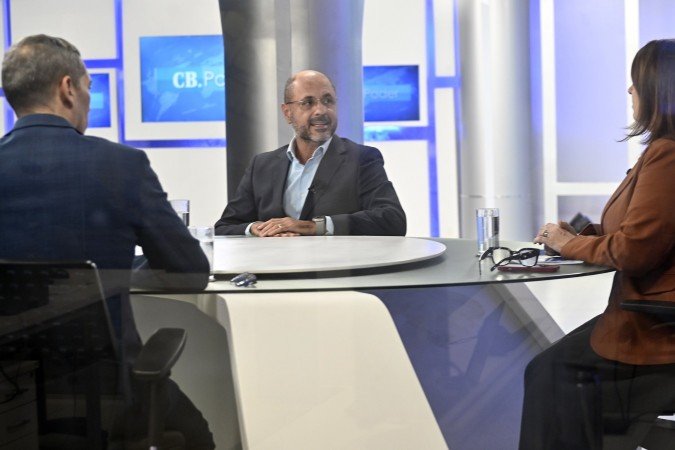 No CB.Poder, o diretor do Opinião Inteligência Política, Alexandre Garcia, analisa os dados da pesquisa Correio/OPINIÃO Inteligência Política. Na bancada, os jornalistas Ana Maria Campos e Carlos Alexandre de Souza - (crédito: Ed Alves/CB/D.A Press)