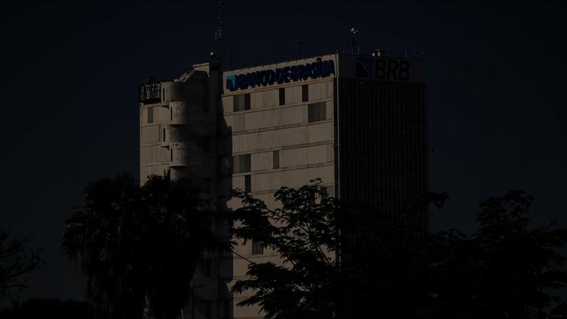 Computadores e celulares foram apreendidos na residência de uma servidora no Gama. - (crédito: Ed Alves/CB/D.A Press)