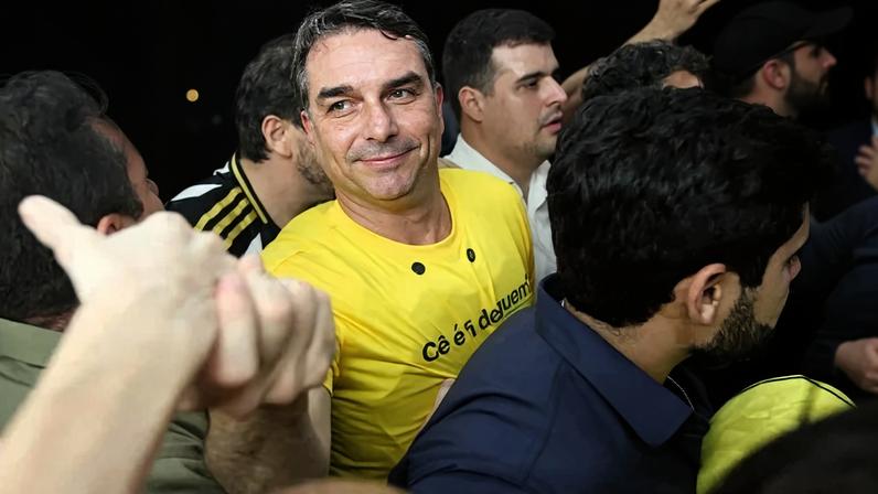 A percepção de que o senador Flávio Bolsonaro (PL-RJ) exerceu influência sobre decisões recentes do presidente dos Estados Unidos, Donald Trump, é compartilhada por uma parcela significativa dos brasileiros, segundo a pesquisa - (crédito: Jair Amaral/EM)
