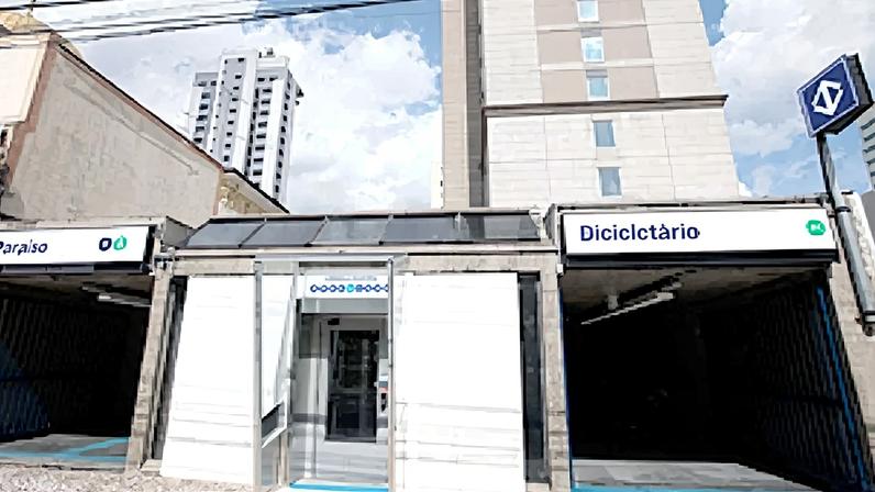 O principal acesso da Estação Paraíse integra-se com a praça no nível do passeio.