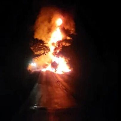 Caminhão-tanque colide com outro e pega fogo na BR-251, MG