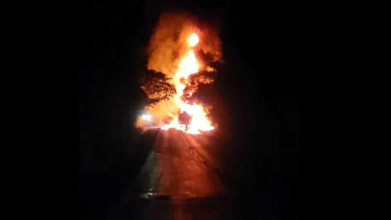 O condutor de um dos caminhões não conseguiu sair do veículo após a colisão - (crédito: Corpo de Bombeiros/Reprodução)