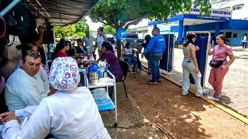 Uma mulher contou ter recebido um pedido para que levasse os próprios suprimentos, ao ser internada no Hospital Domingo Luciani, em Caracas (em imagem de quinta-feira, 25/6, um dia depois dos terremotos) - (crédito: BBC)