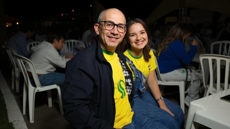 Pai e filha durante festa em paróquia de Águas Claras - (crédito: Francisco Artur de Lima/ C.B/D.A Press)
